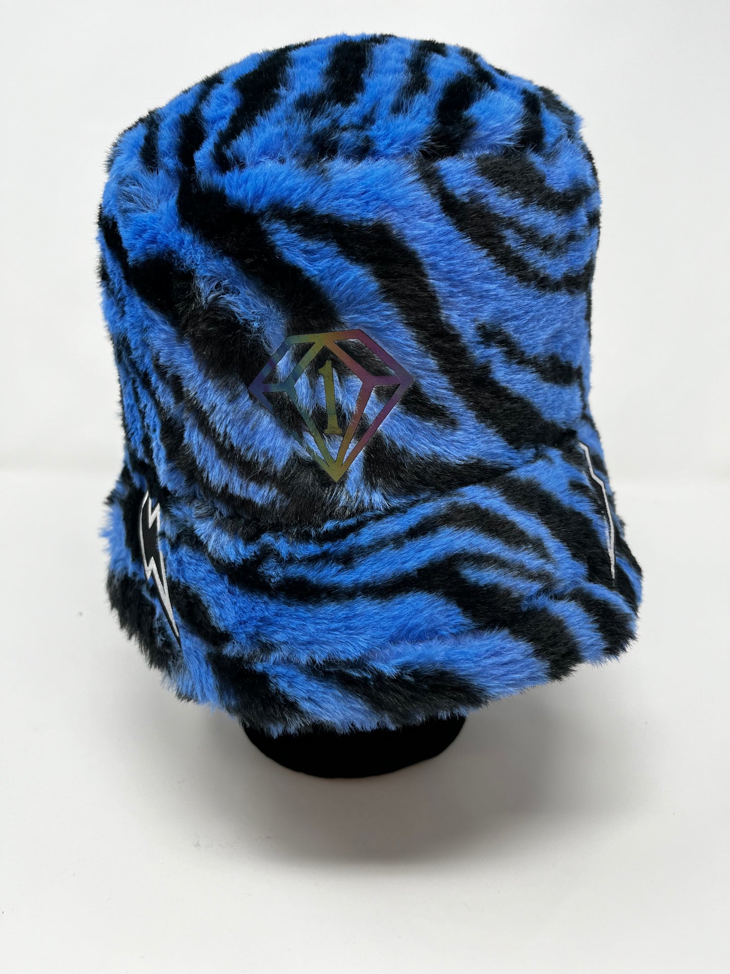 We got us cloud fur bucket (blue / black zebra)