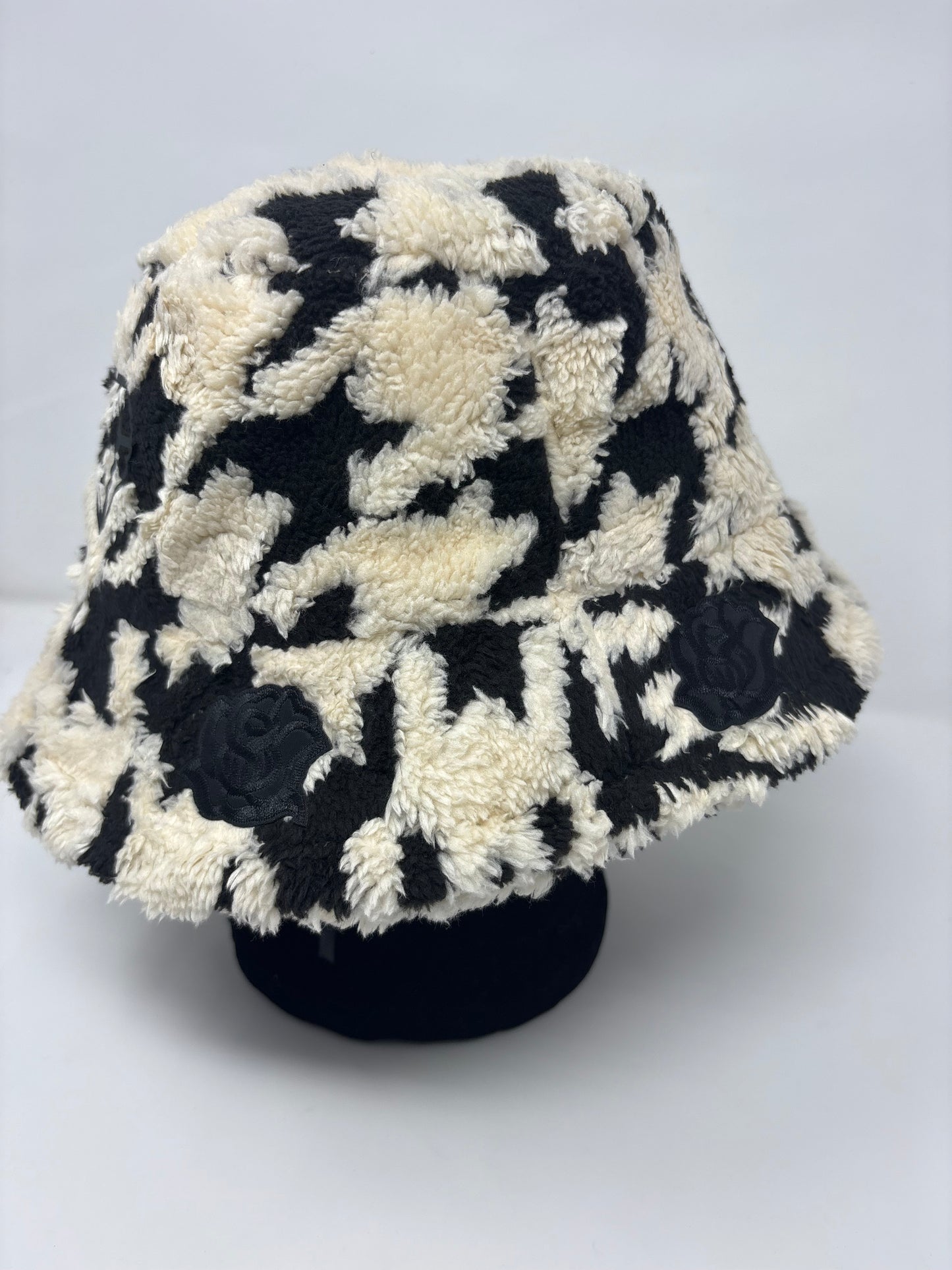 Clouds & Roses cozy plush bucket (blk)