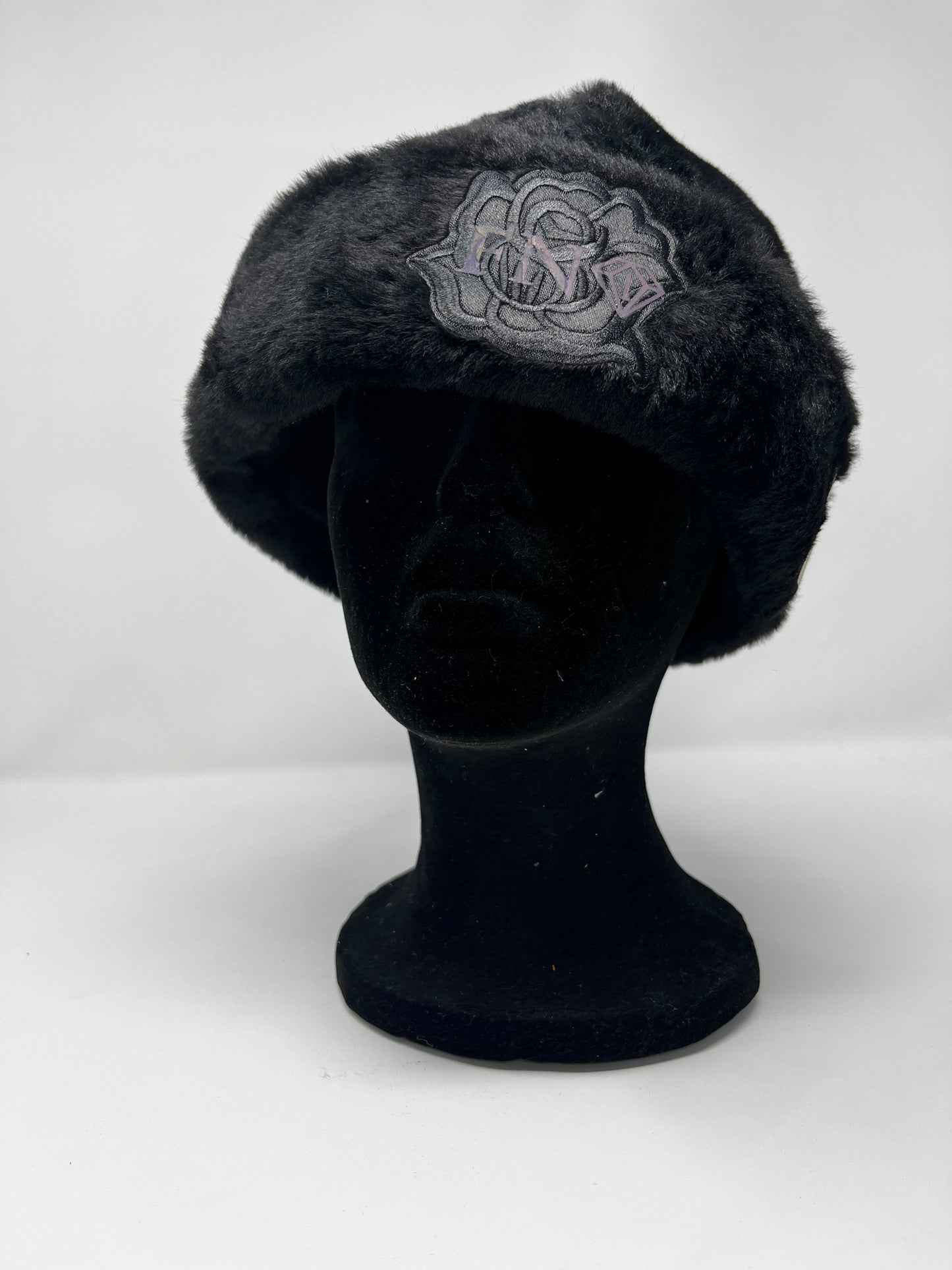 International Fur bucket (black)
