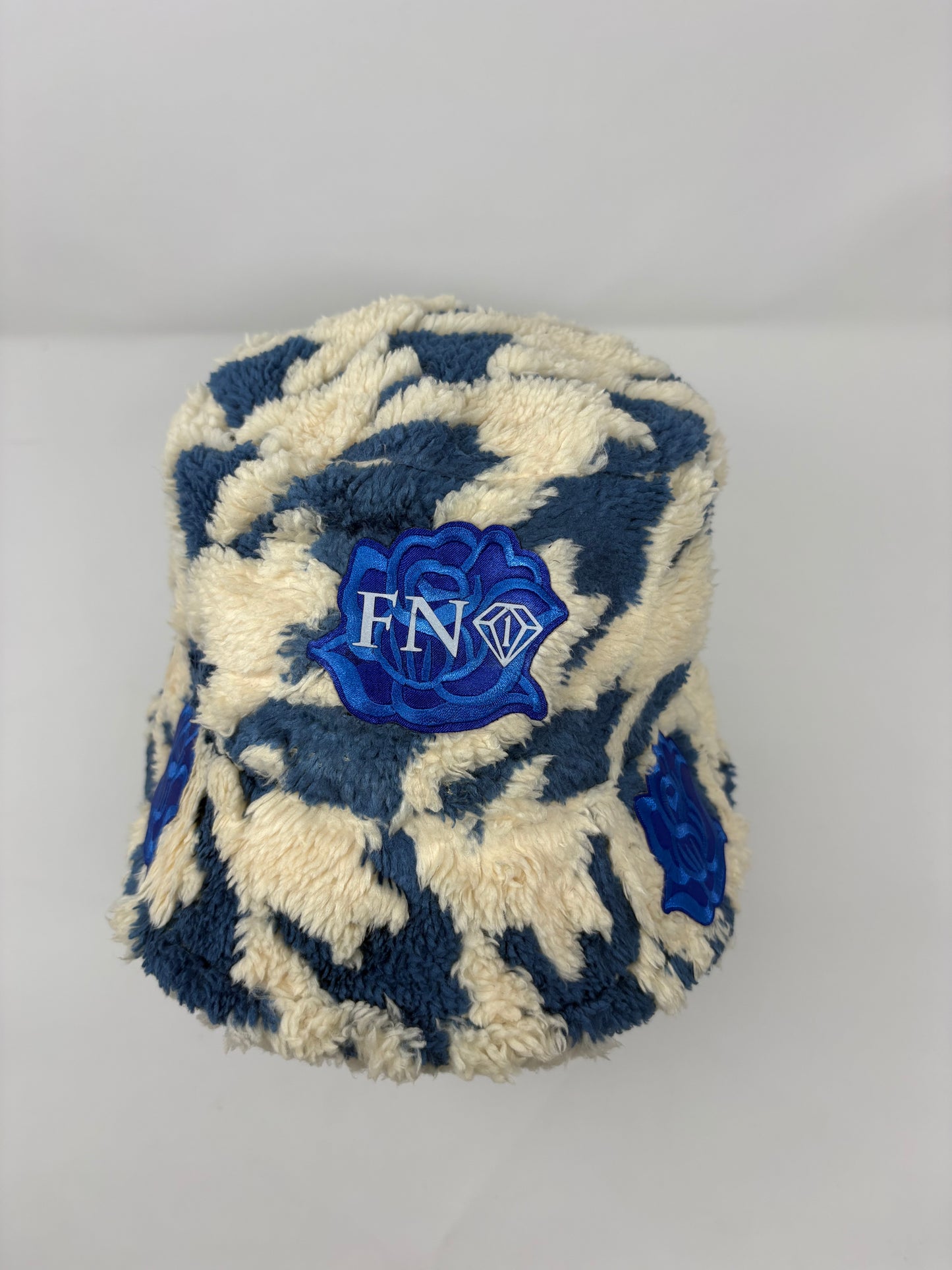 Clouds & Roses cozy plush bucket (blue)