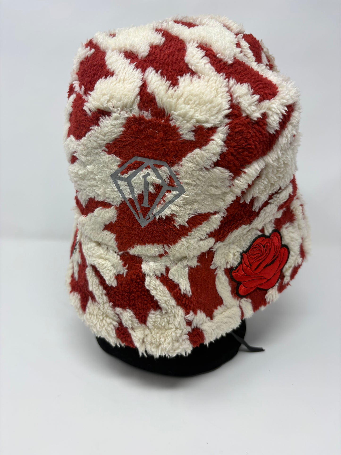 Clouds & Roses cozy plush bucket (red)