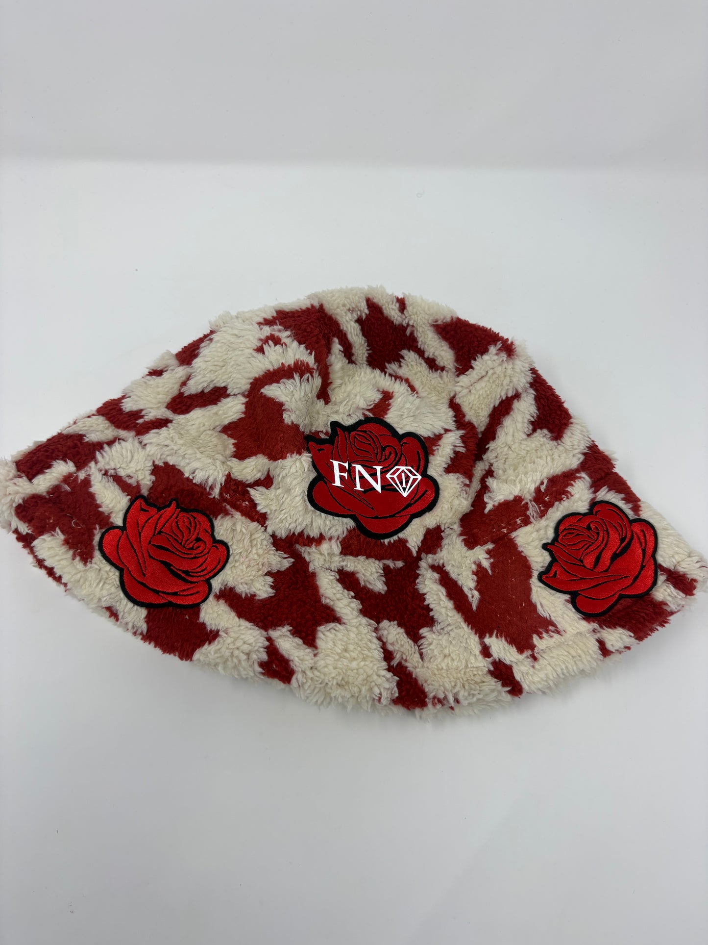 Clouds & Roses cozy plush bucket (red)