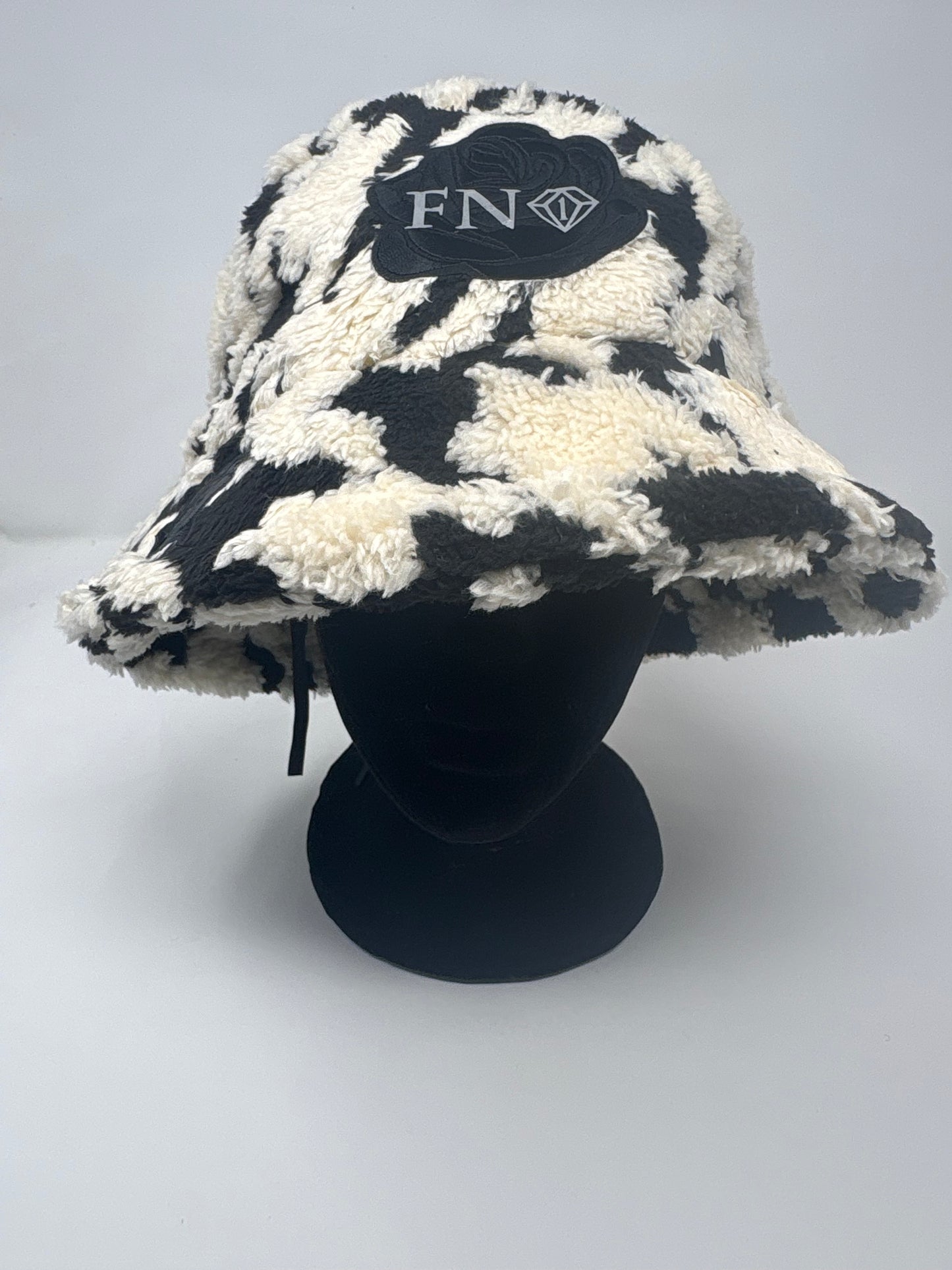 Clouds & Roses cozy plush bucket (blk)