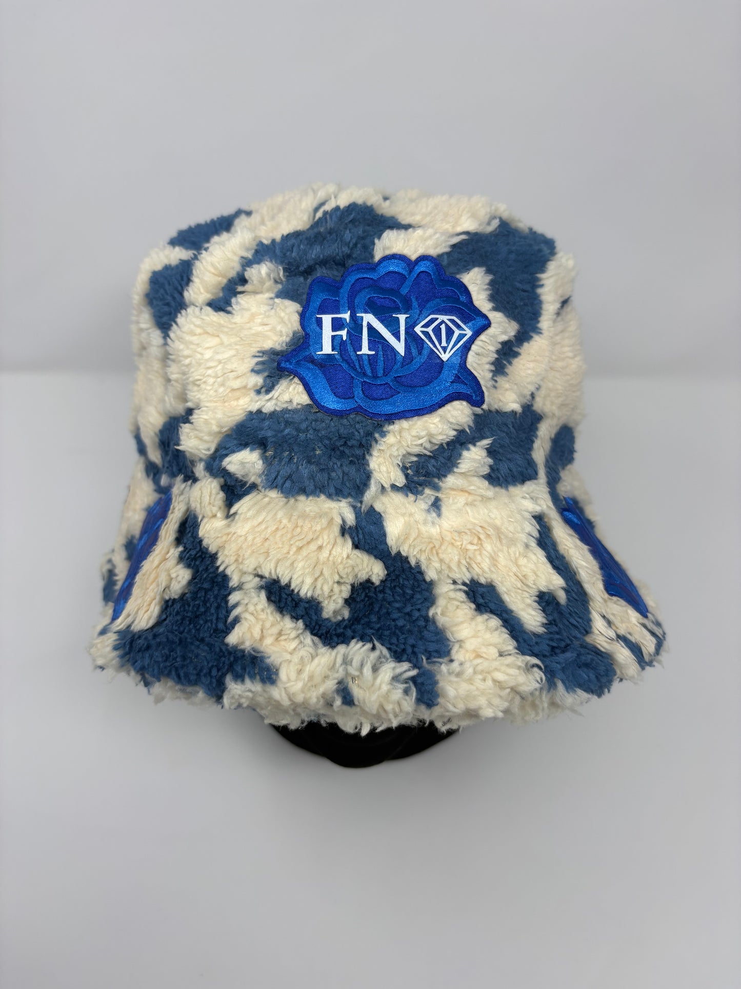 Clouds & Roses cozy plush bucket (blue)