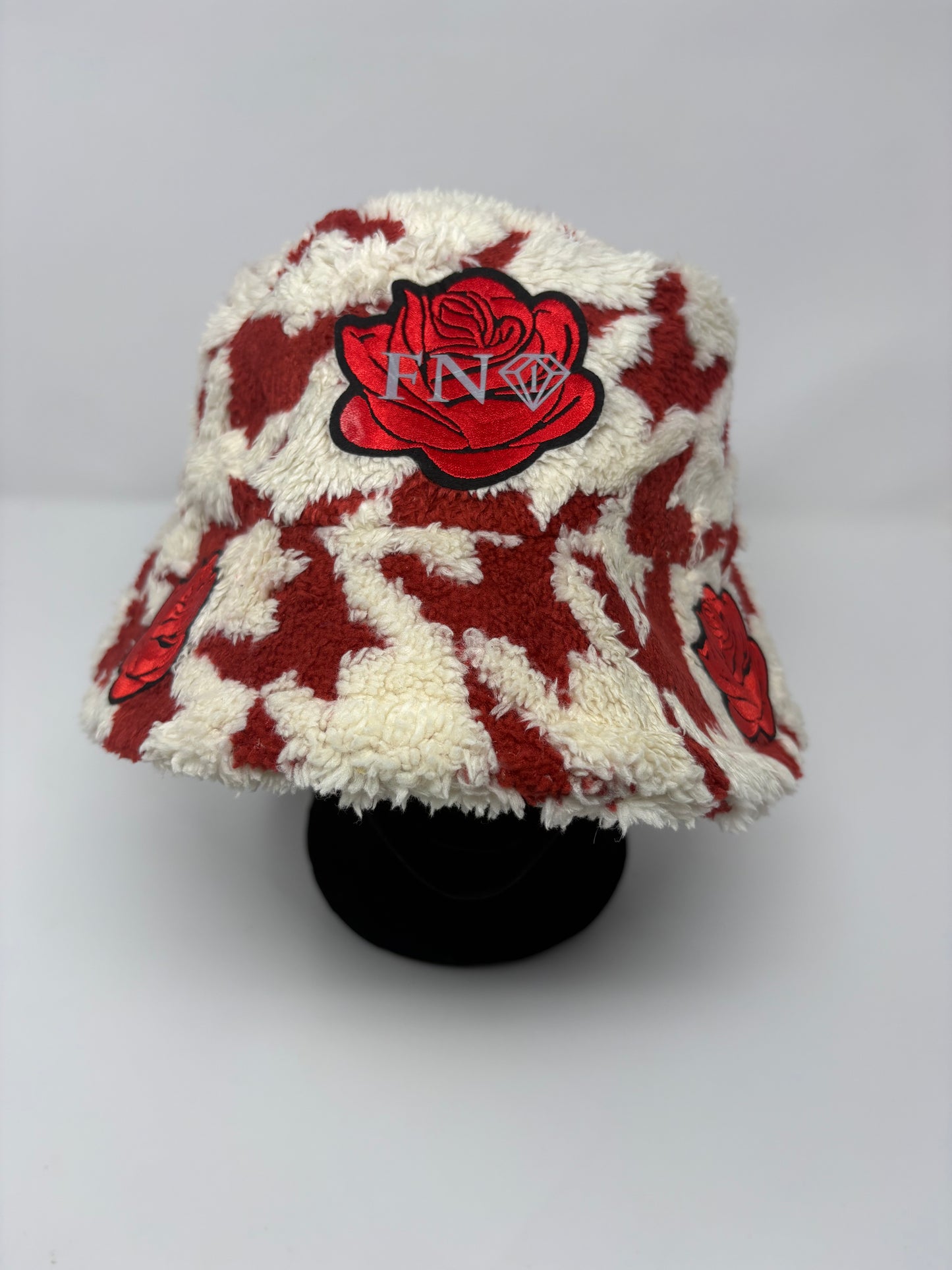 Clouds & Roses cozy plush bucket (red)