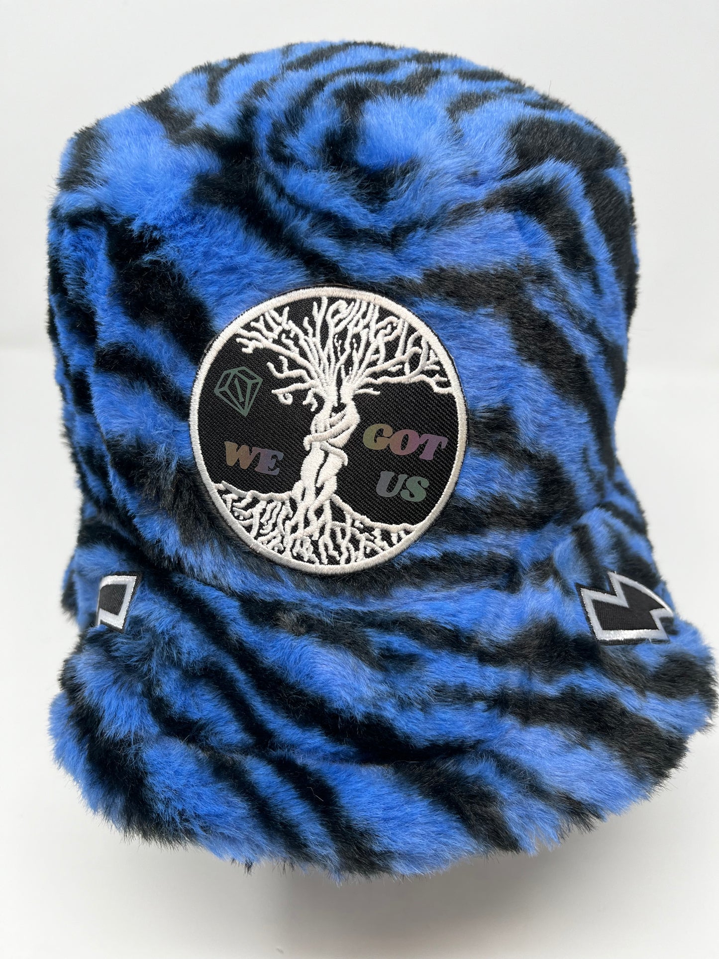 We got us cloud fur bucket (blue / black zebra)