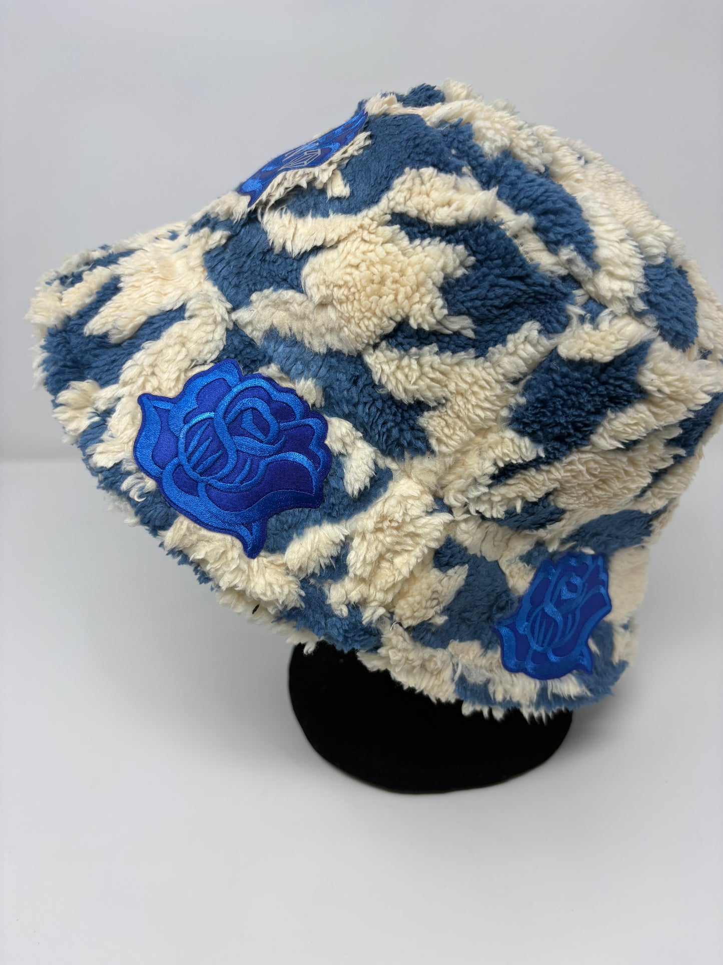 Clouds & Roses cozy plush bucket (blue)