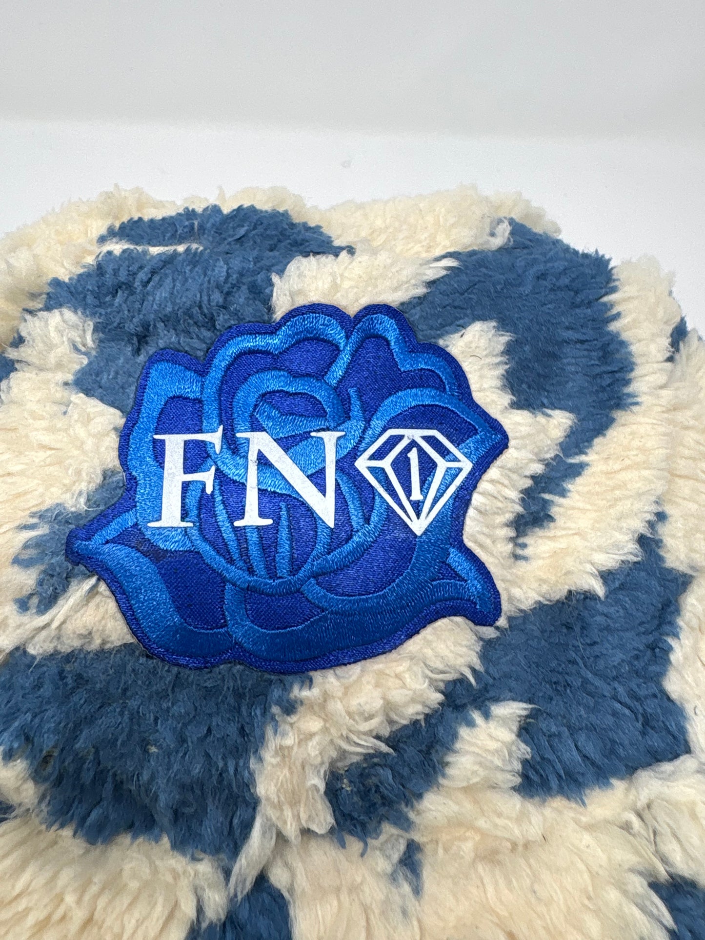 Clouds & Roses cozy plush bucket (blue)