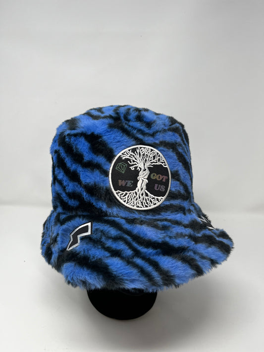 We got us cloud fur bucket (blue / black zebra)