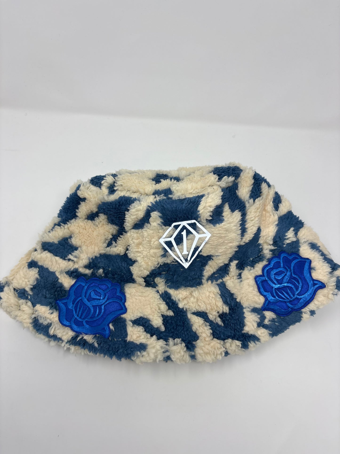 Clouds & Roses cozy plush bucket (blue)