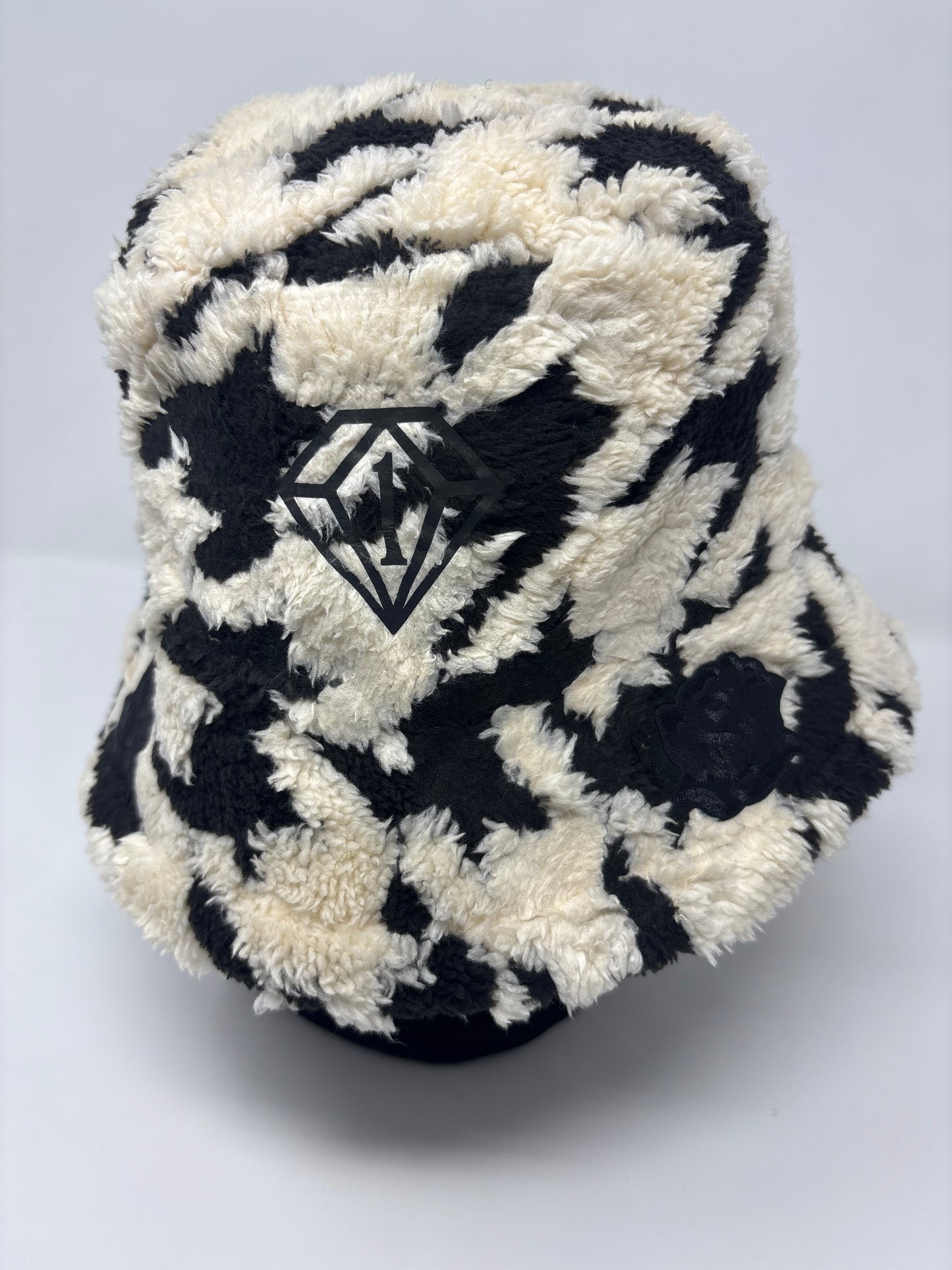 Clouds & Roses cozy plush bucket (blk)