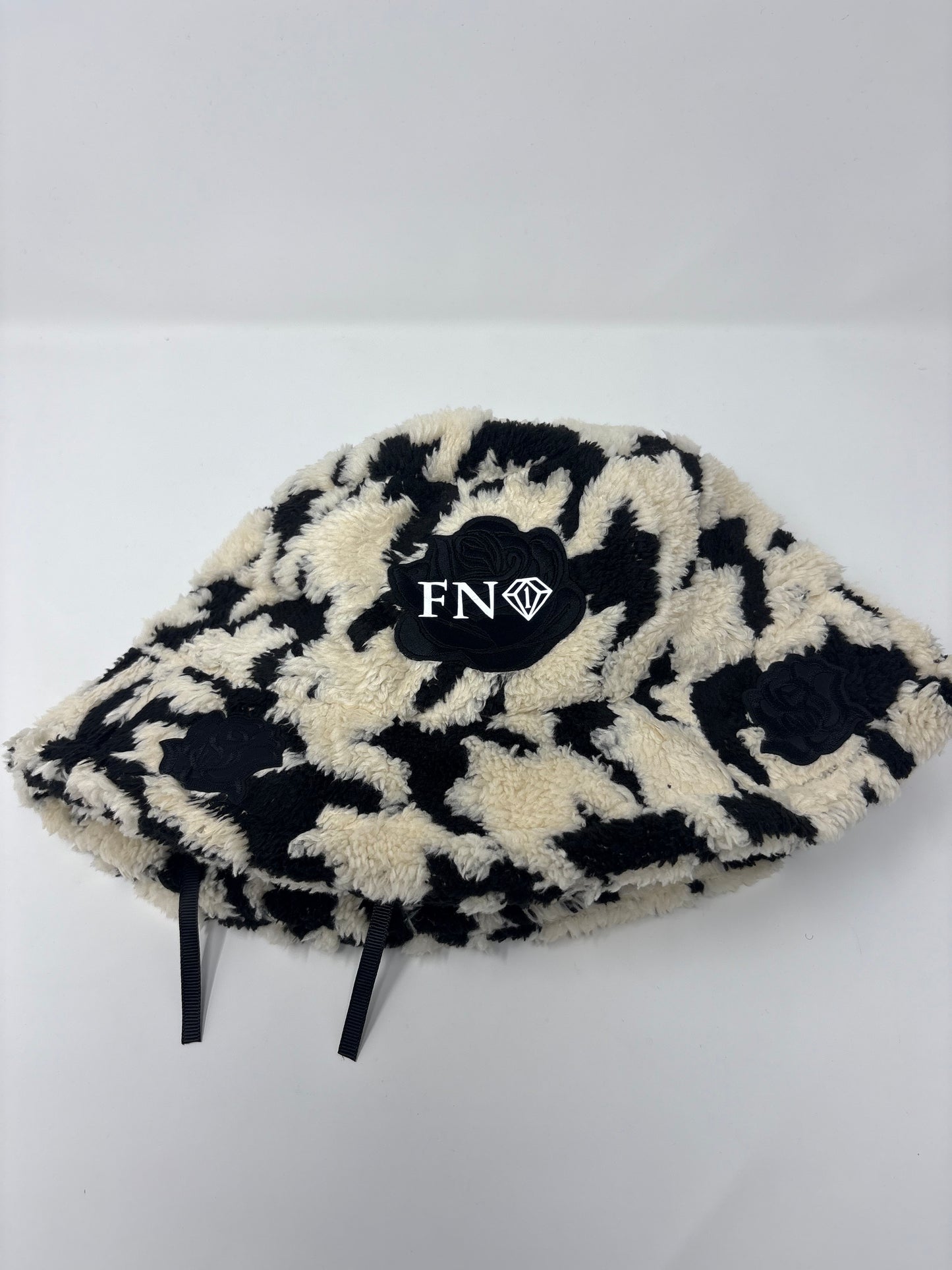 Clouds & Roses cozy plush bucket (blk)