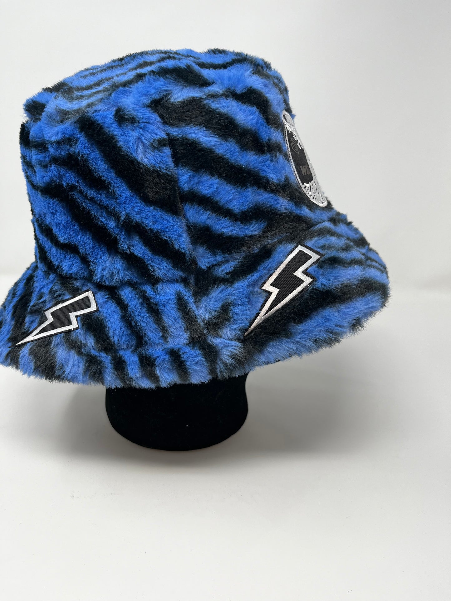 We got us cloud fur bucket (blue / black zebra)