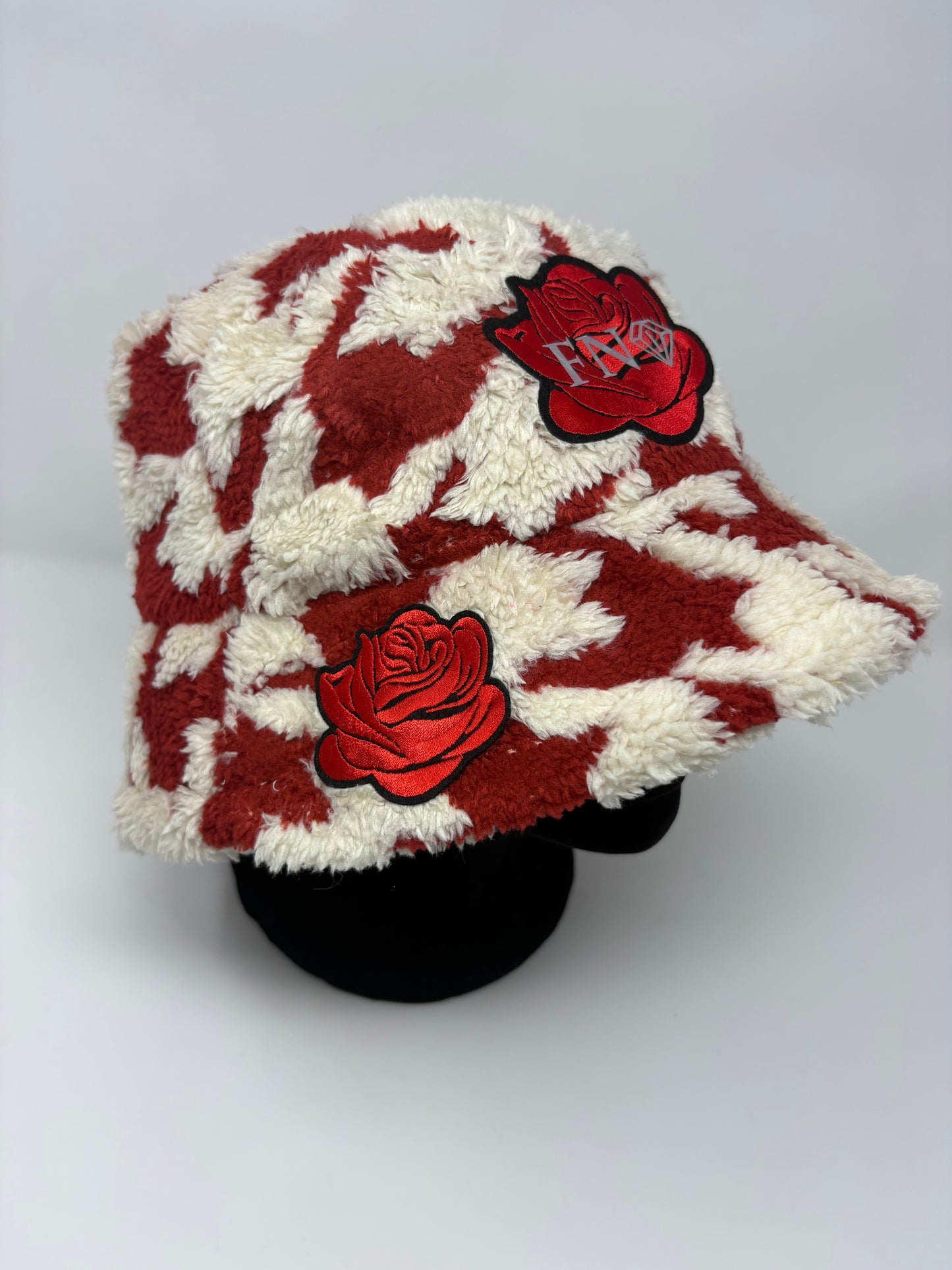 Clouds & Roses cozy plush bucket (red)