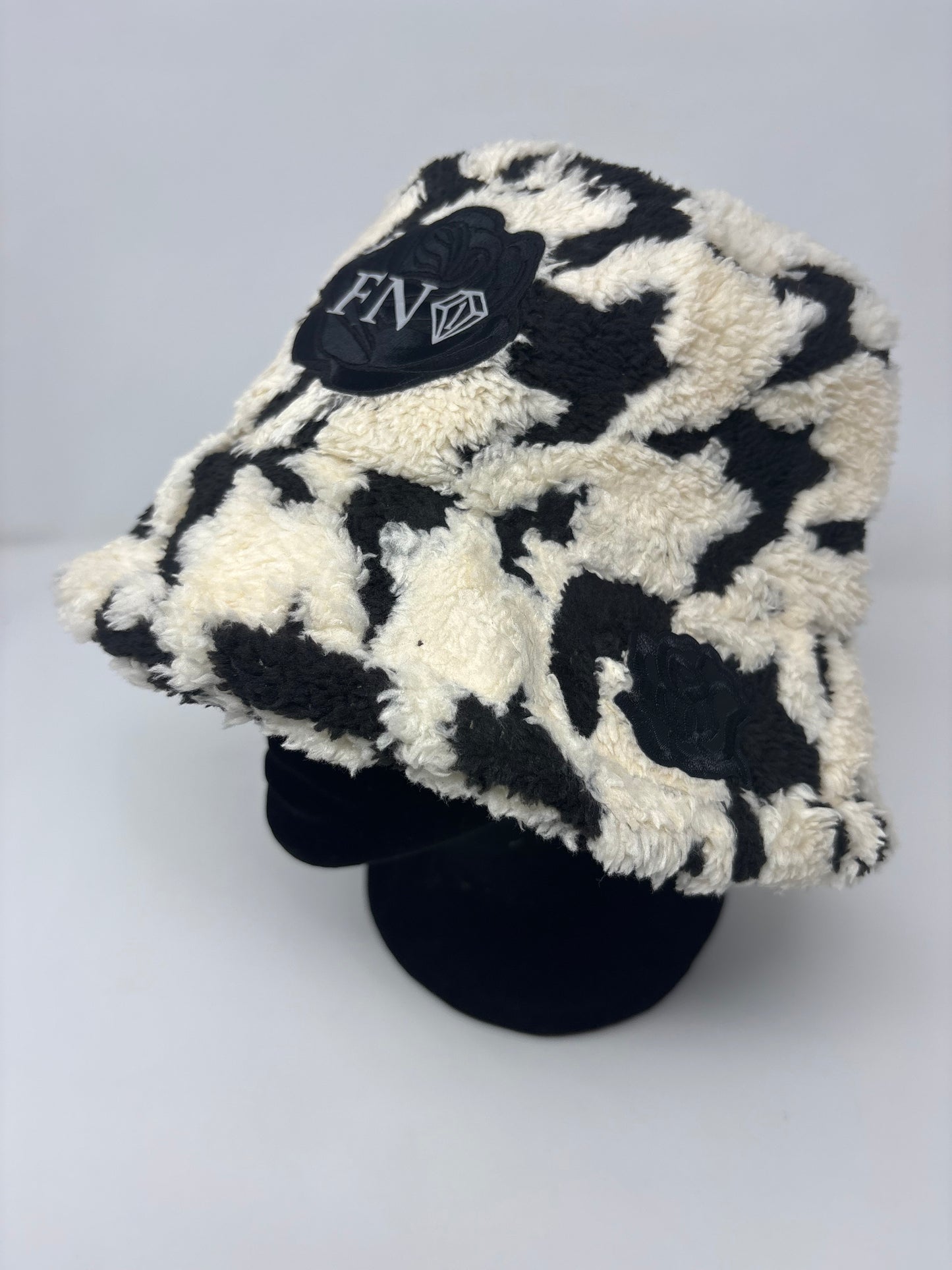 Clouds & Roses cozy plush bucket (blk)