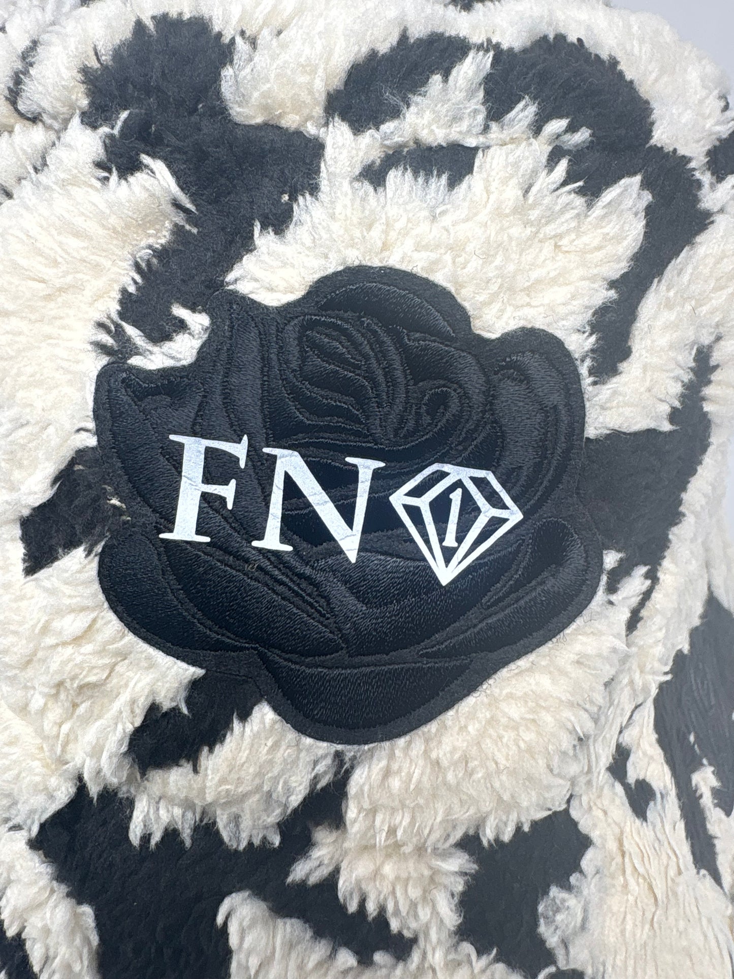 Clouds & Roses cozy plush bucket (blk)