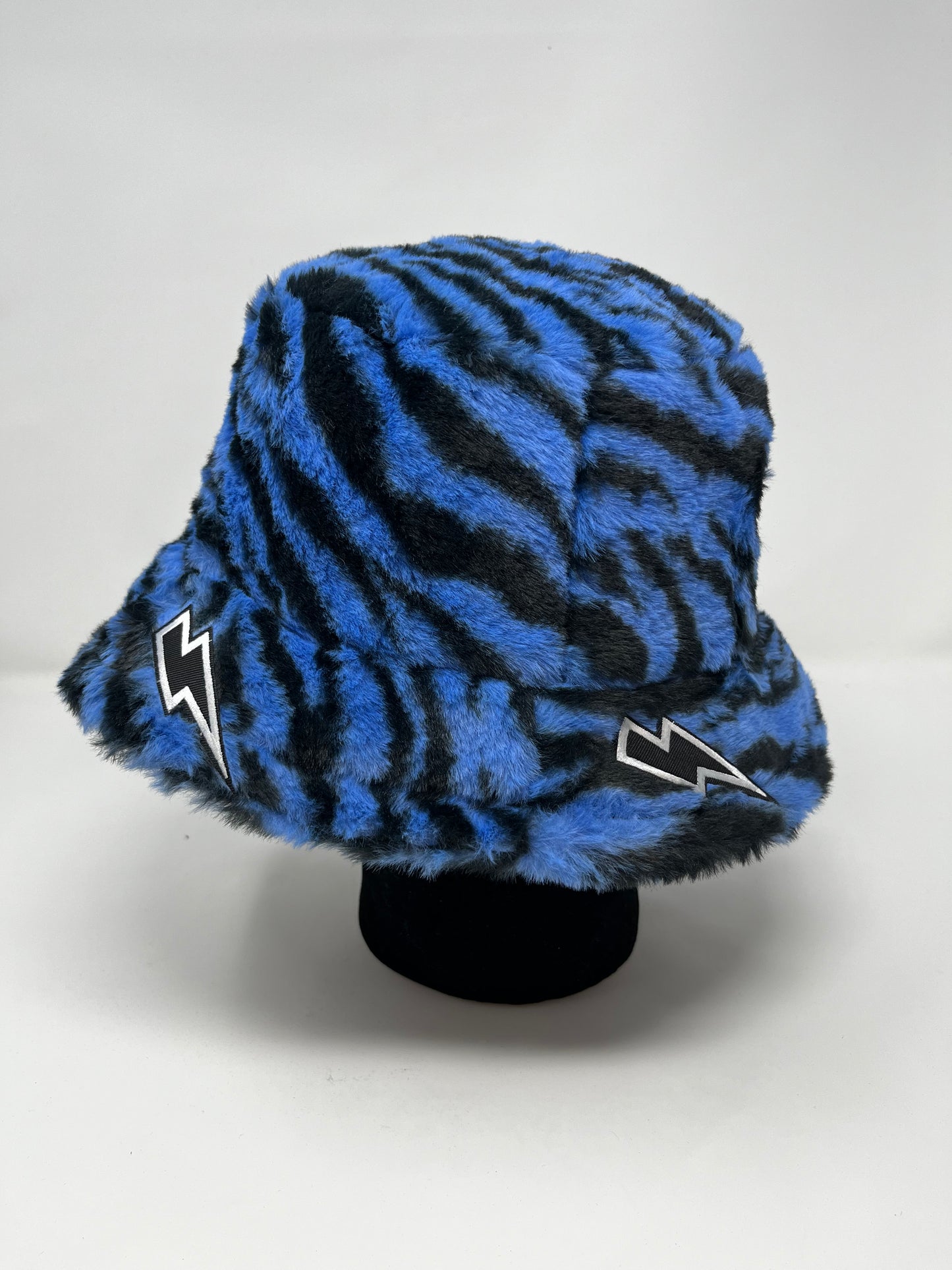 We got us cloud fur bucket (blue / black zebra)