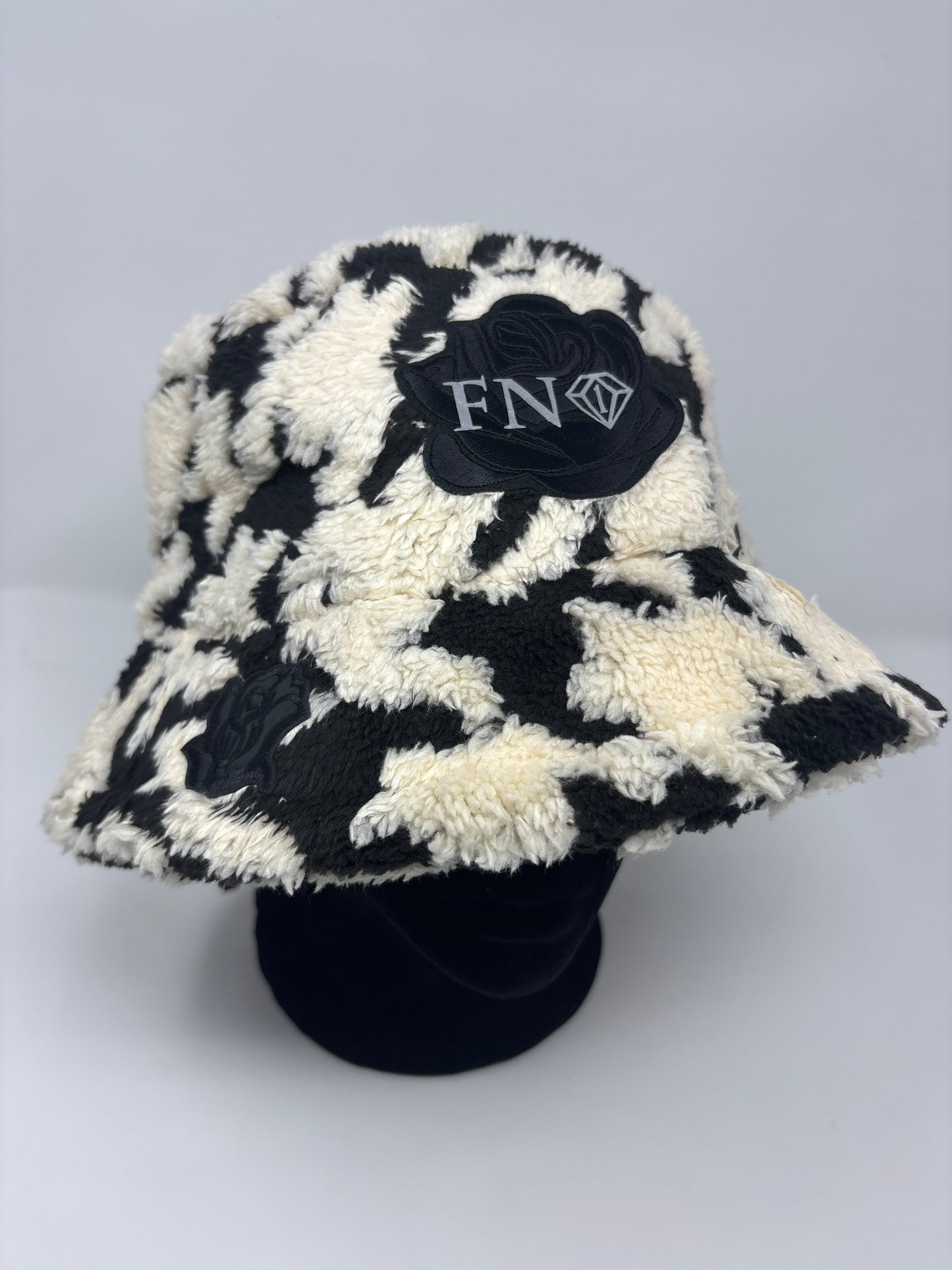 Clouds & Roses cozy plush bucket (blk)