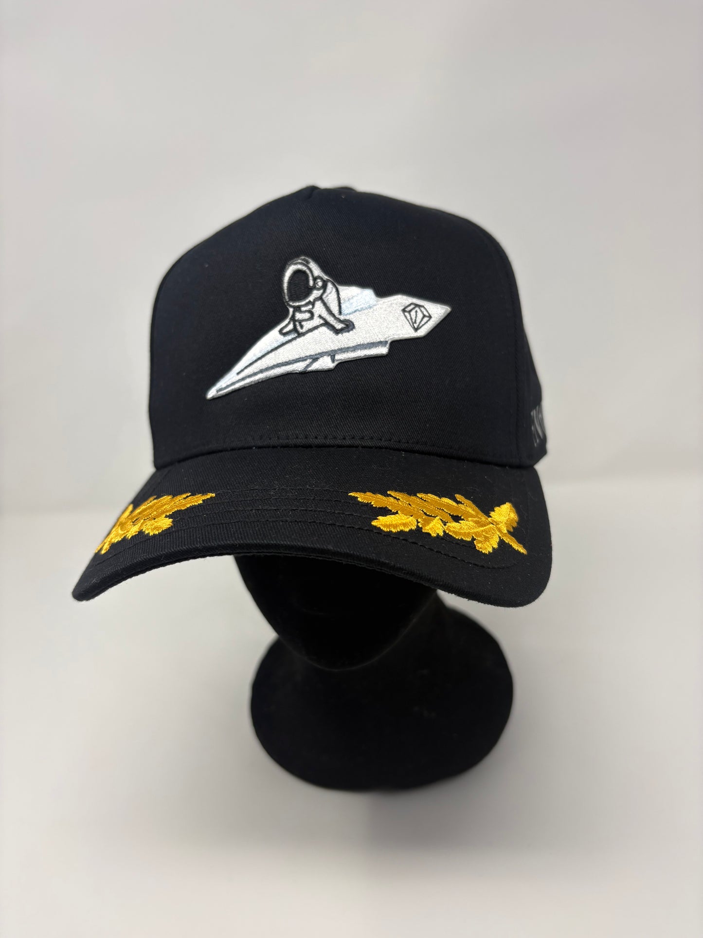 Paper Traveler Snapback – Elite Captain Edition |