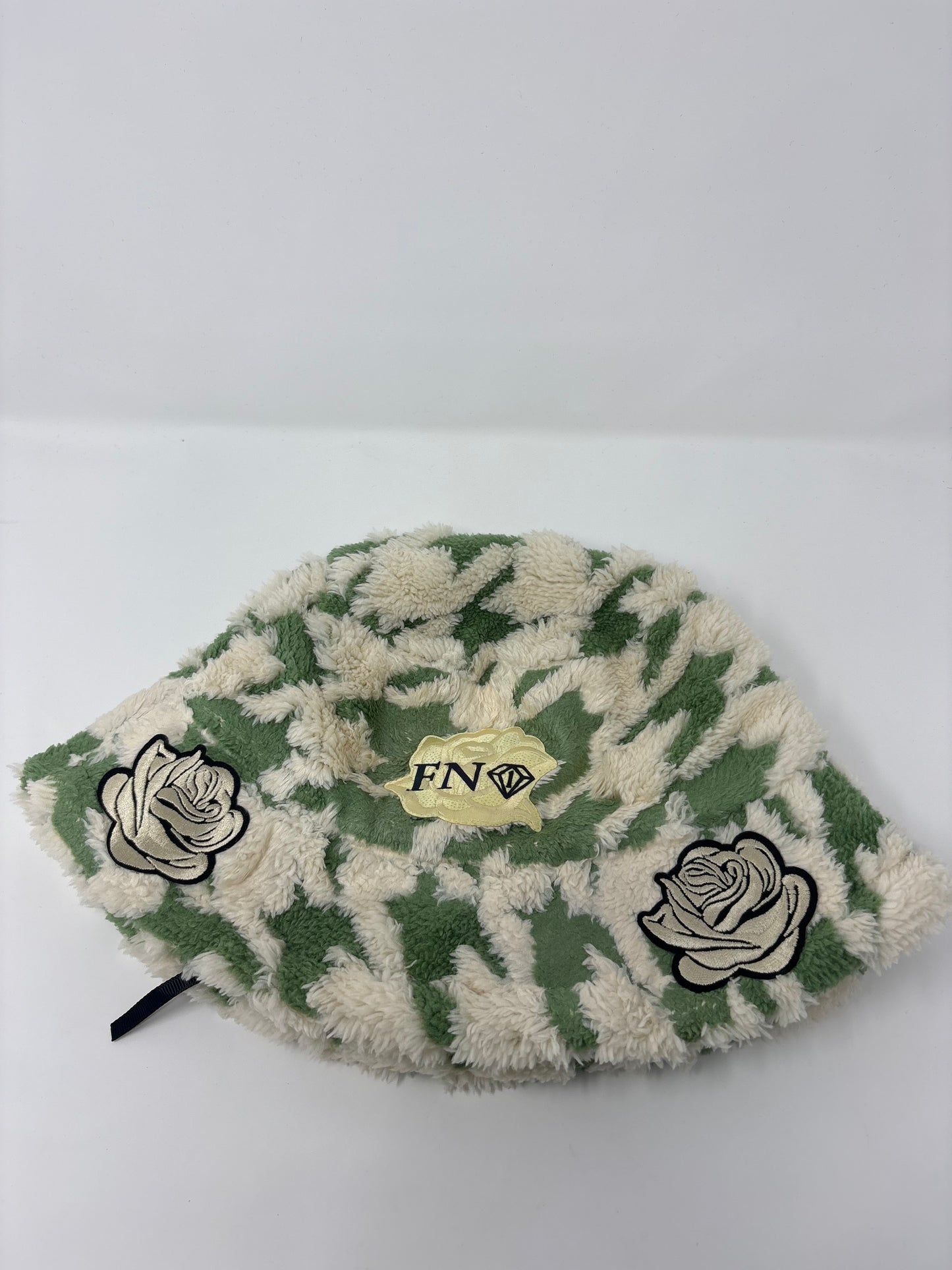 Clouds & Roses cozy plush bucket (green)