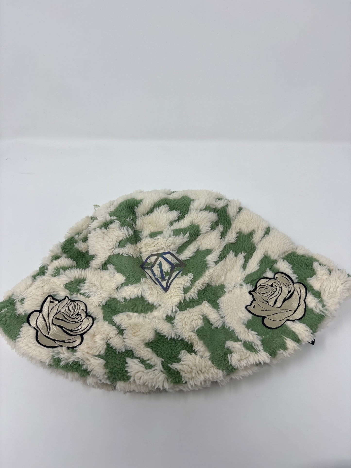 Clouds & Roses cozy plush bucket (green)
