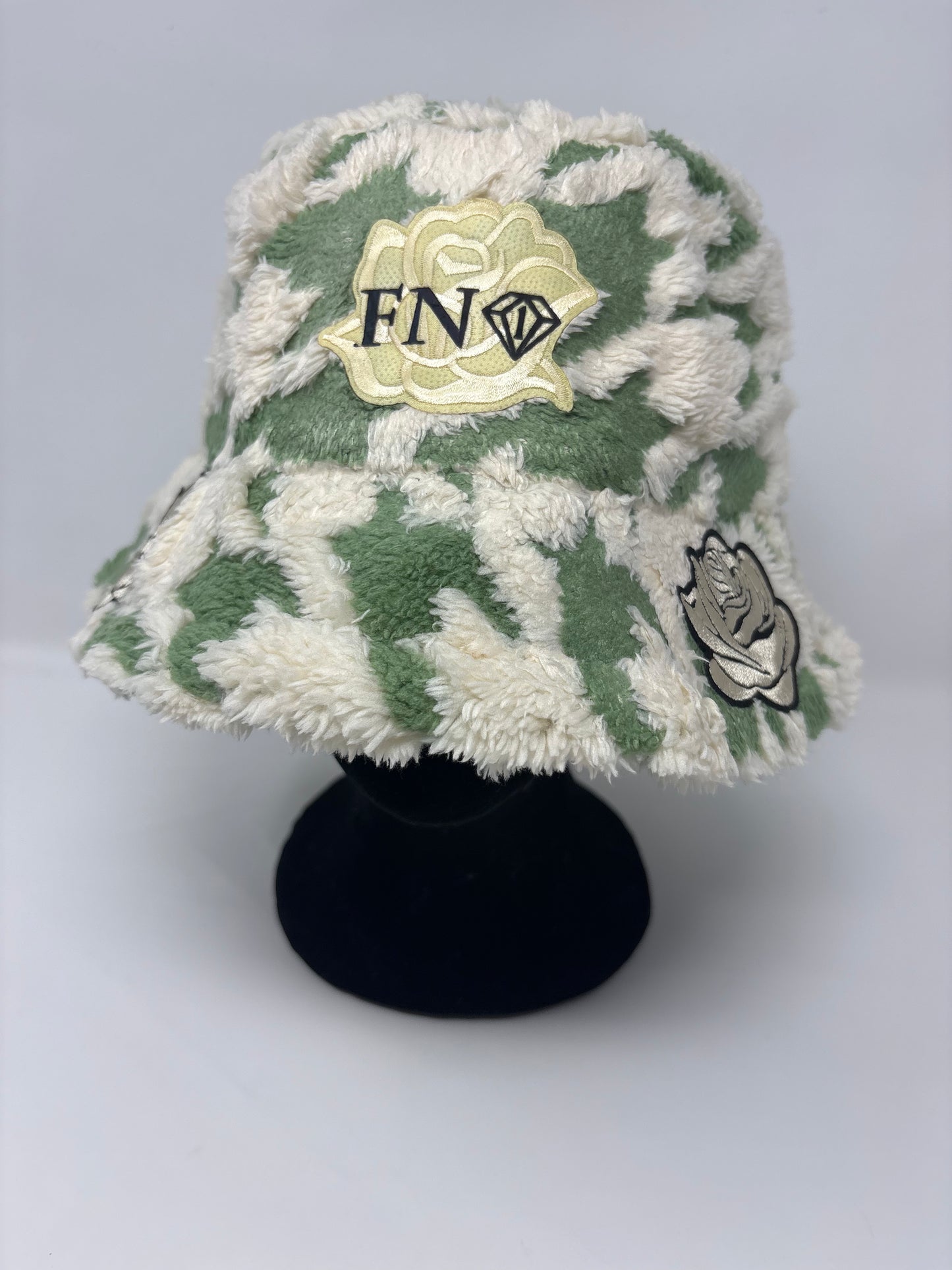 Clouds & Roses cozy plush bucket (green)