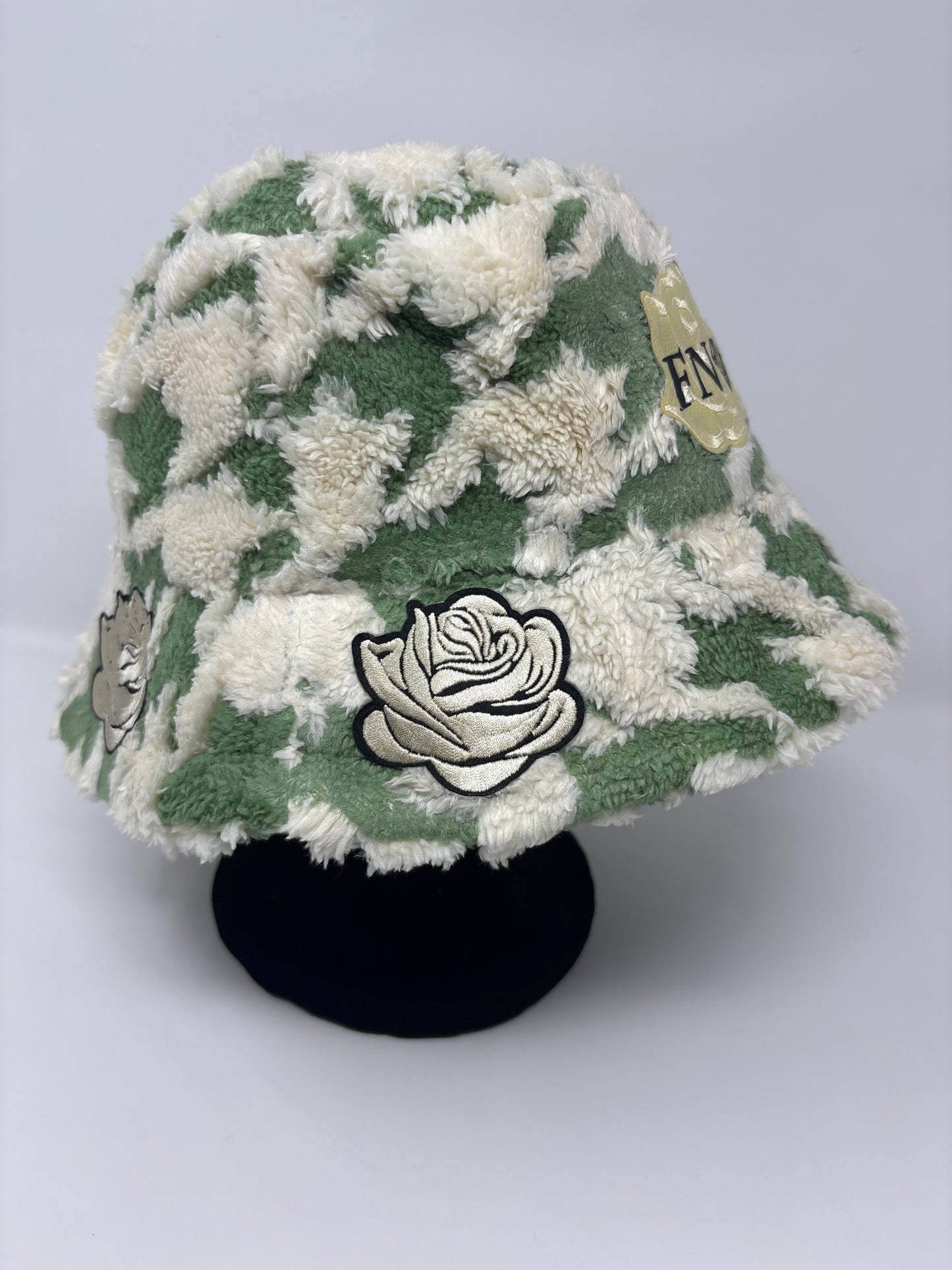 Clouds & Roses cozy plush bucket (green)