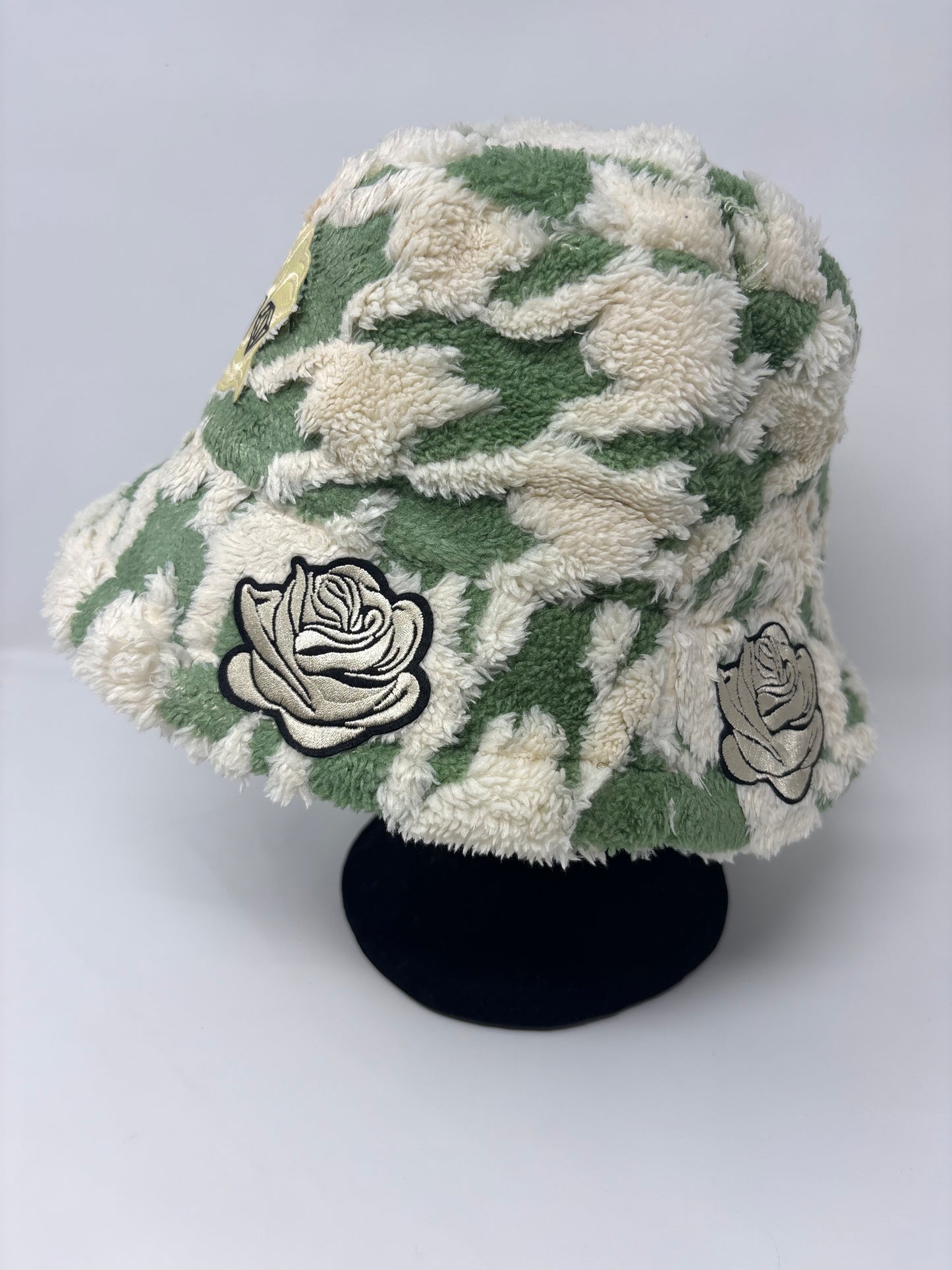 Clouds & Roses cozy plush bucket (green)