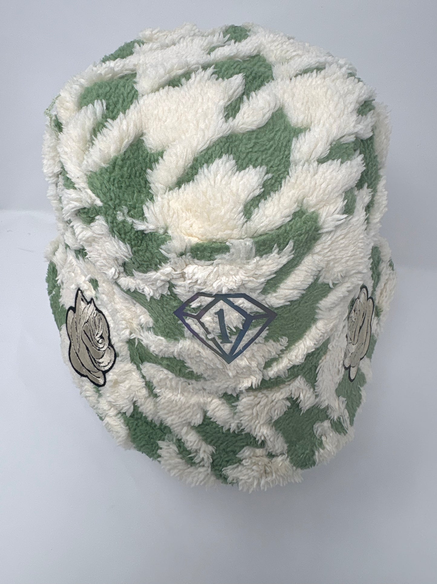 Clouds & Roses cozy plush bucket (green)